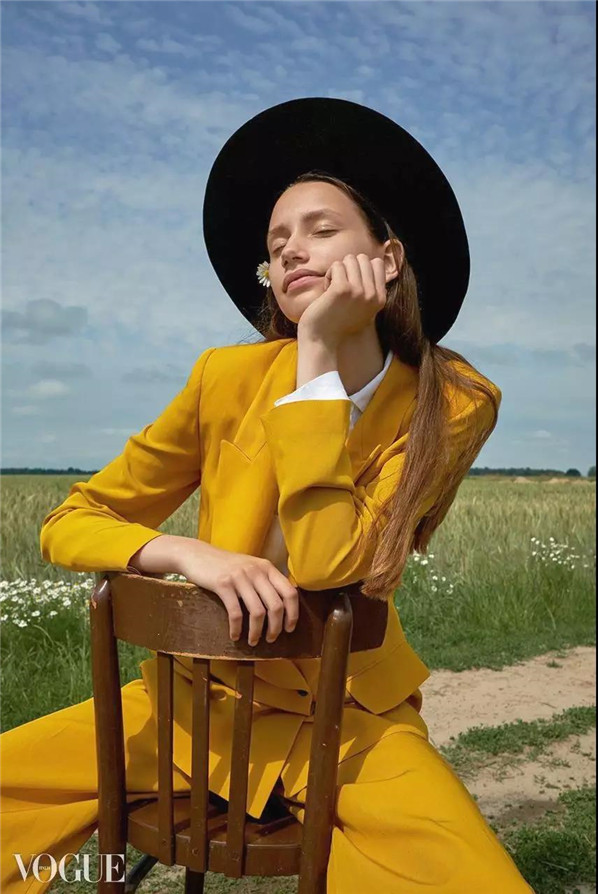 Trendy Yellow Outfits Ideas to Brighten up Your Day