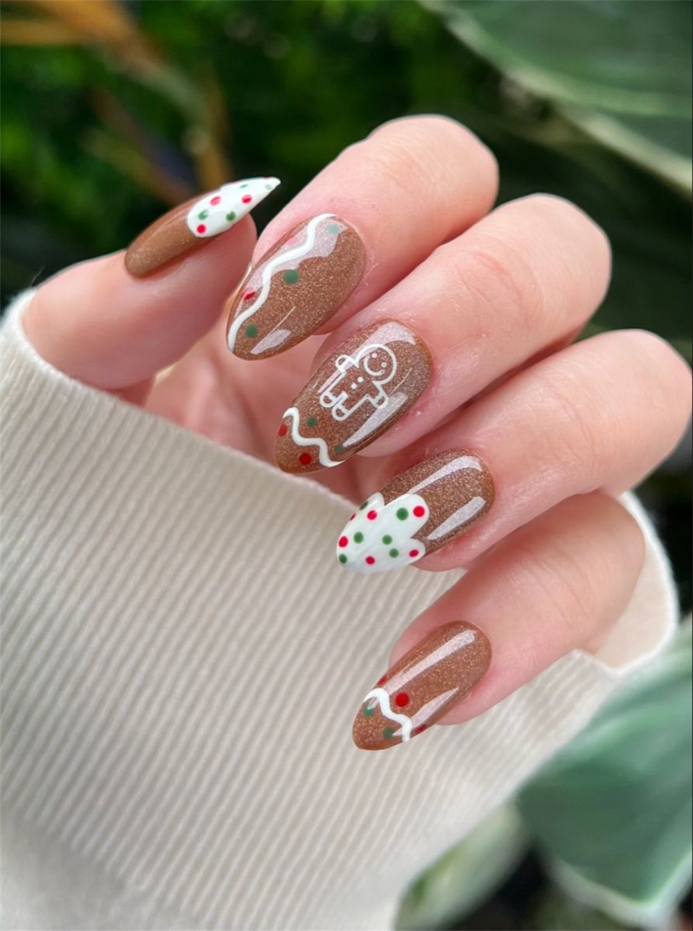 Christmas nails with gingerbread man nail art