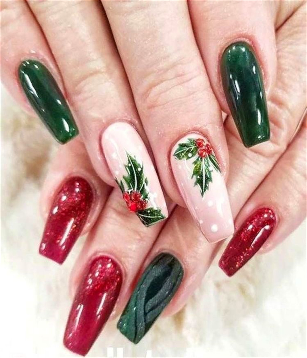 Christmas mistletoe nail art