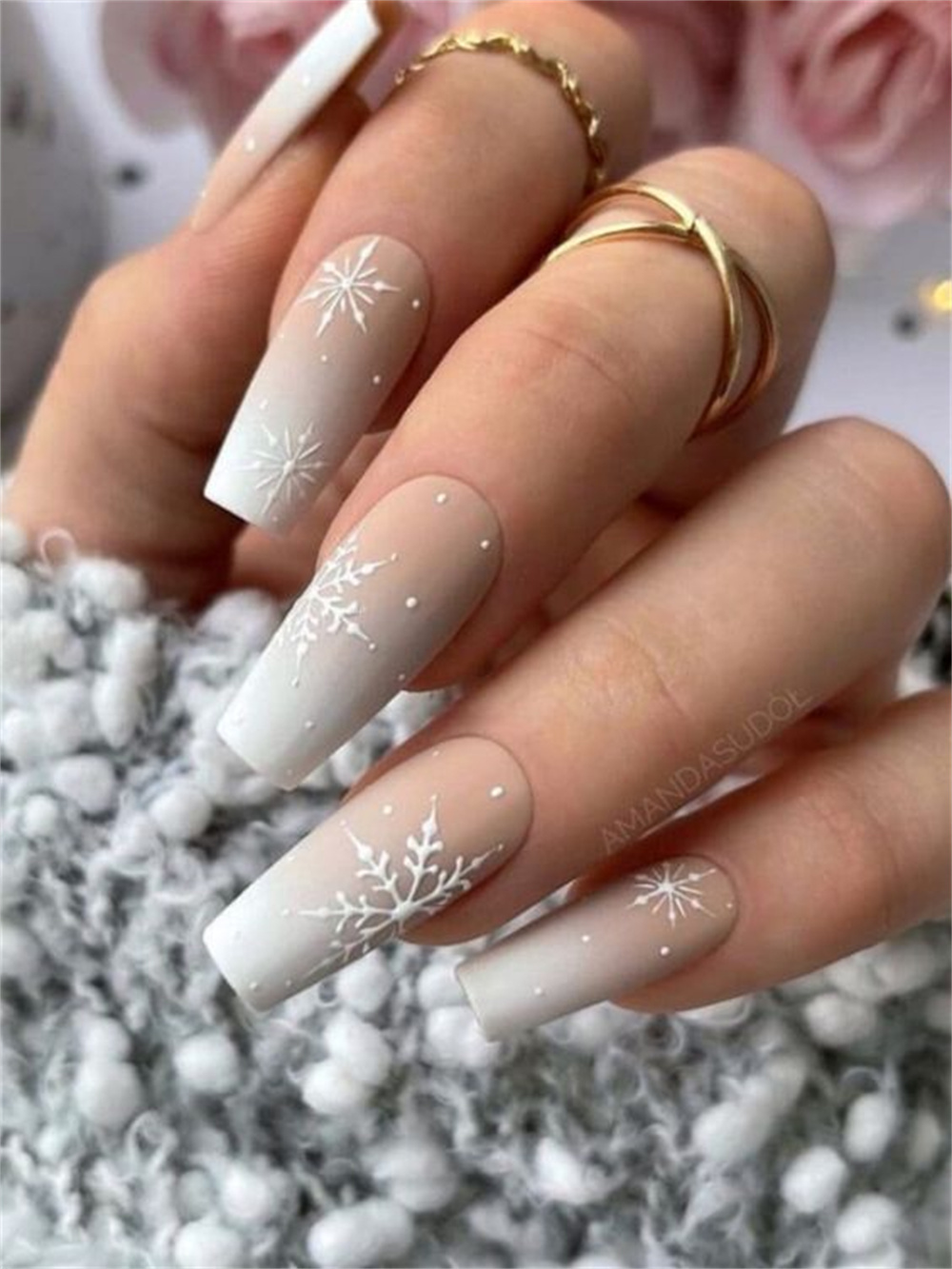 Christmas nails with glittering snowfall designs