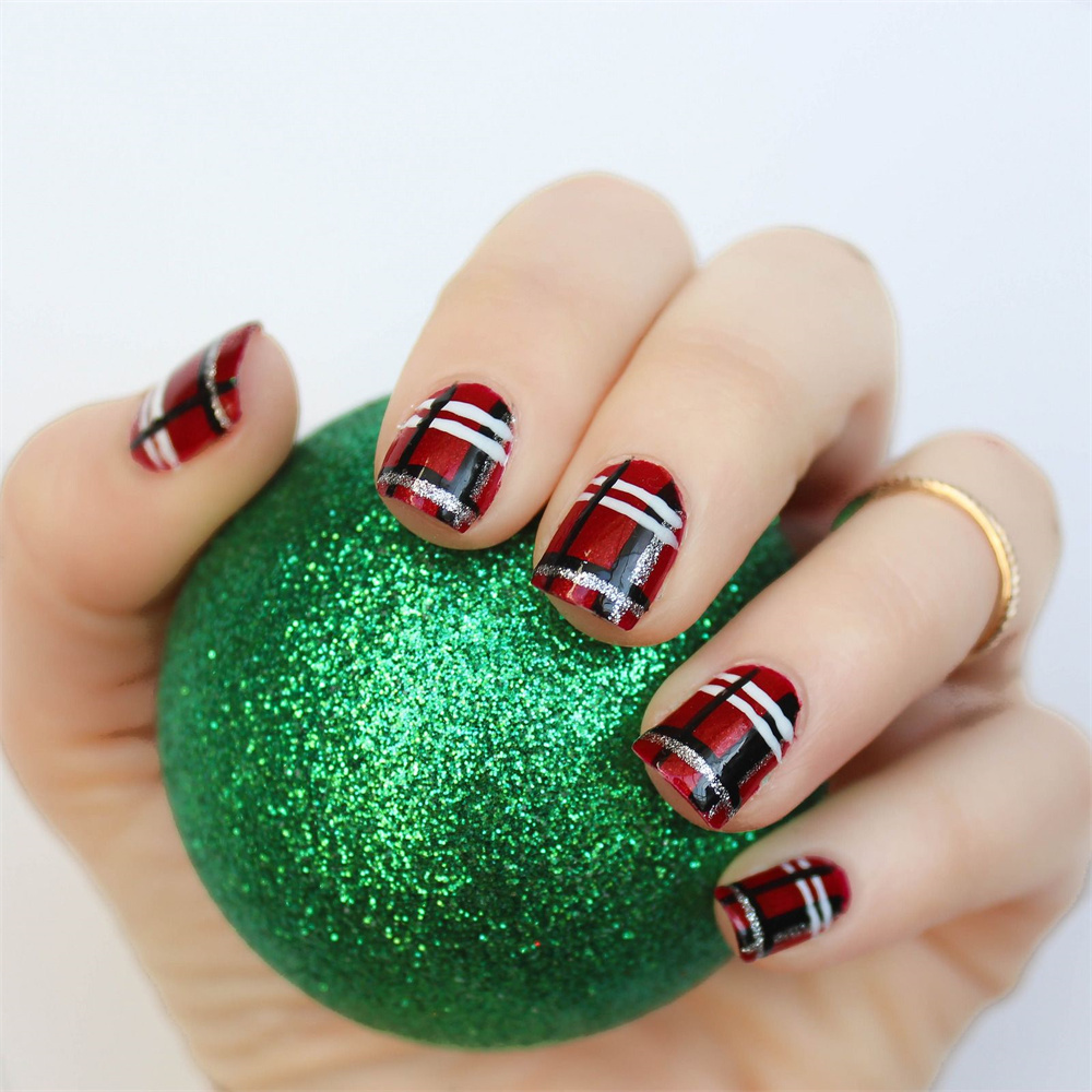 Christmas nails with festive plaid patterns
