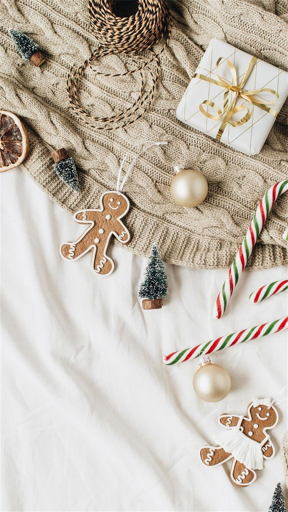 Aesthetic Christmas iPhone Wallpaper Ideas with Ginger Biscuits