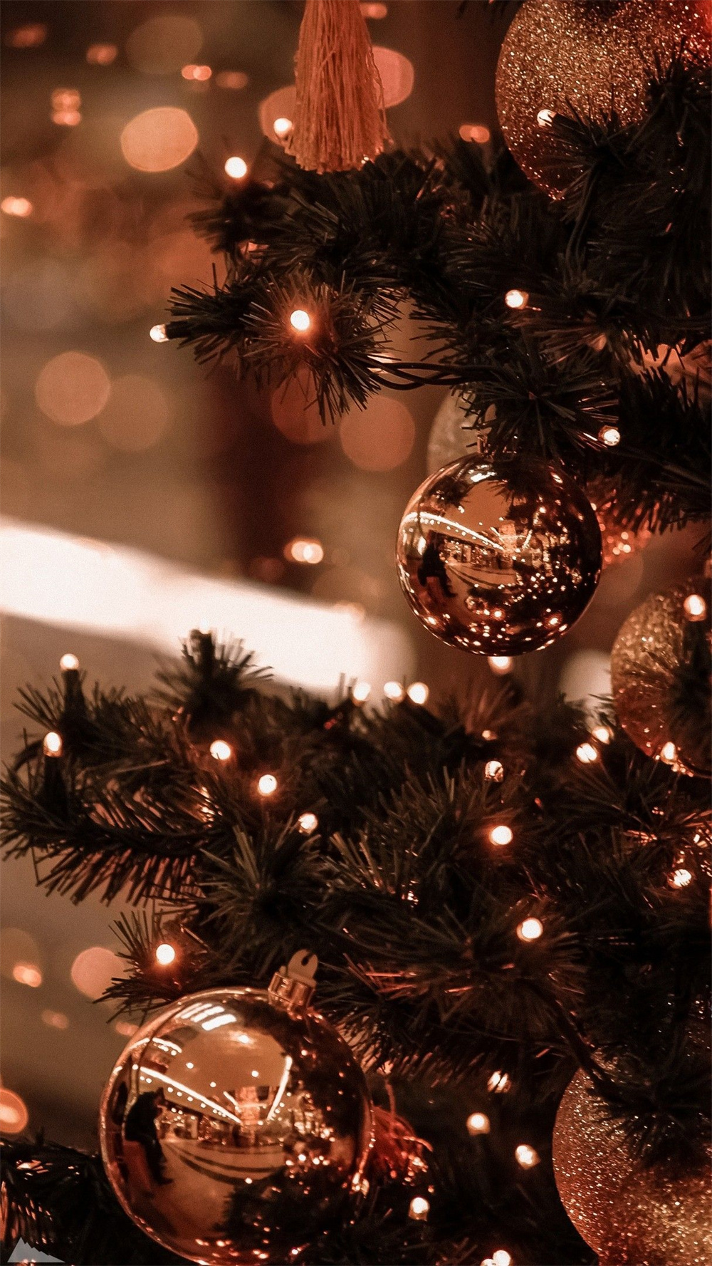 Christmas iPhone Wallpaper with Christmas Tree